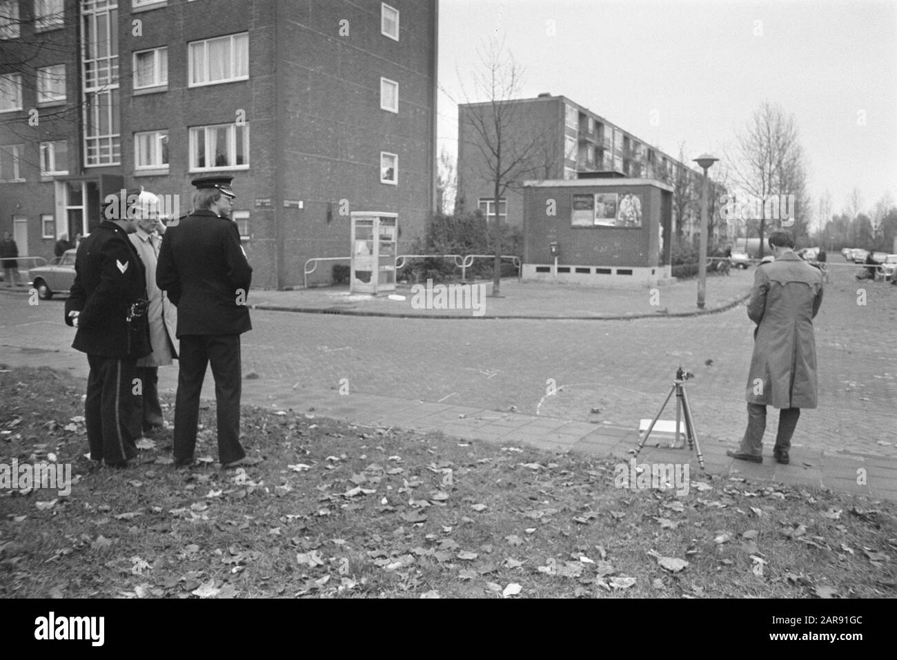 Zwei Mitglieder der RAF, die nach der Erschießung von Peter Calandlaan Corner Domela Nieuwenhuisstraat festgenommen wurden Datum: 11. November 1977 Schlüsselwörter: Verhaftungen, Schießereien Institutionenname: RAF Stockfoto