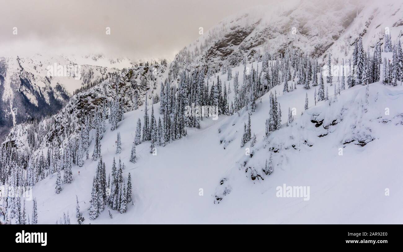 Schöner Tag zum Skifahren in den Bergen Stockfoto