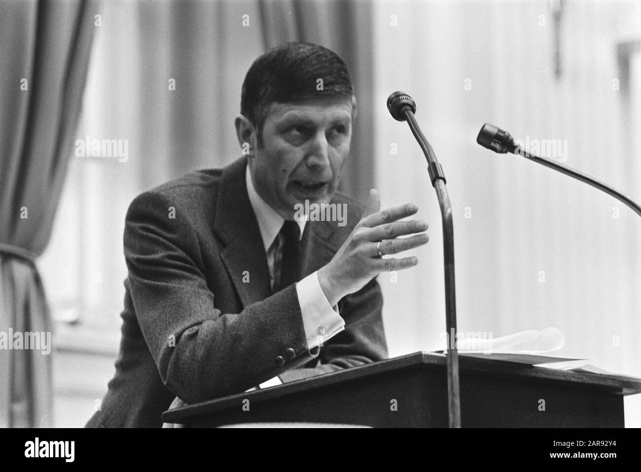 Zweite Kammer: CPN-er Bakker interpelhet Minister Van Agt über Urteile Richter Van Dijk über Streikaktionen; Minister Van Agt zum Wort Datum: 10. Februar 1977 Schlüsselwörter: Politik persönlicher Name: AGT, Dries van Stockfoto