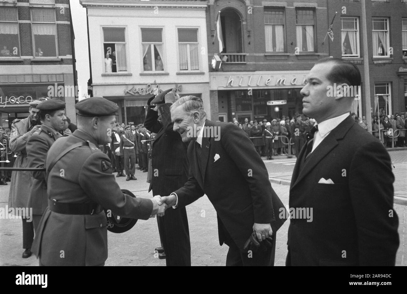 Auszeichnung grüner Liegeplatz am Rosendaal Datum: 9. Dezember 1960 Ort: Noord-Brabant, Rosendaal Schlüsselwörter: Auszeichnungen, Berets Stockfoto
