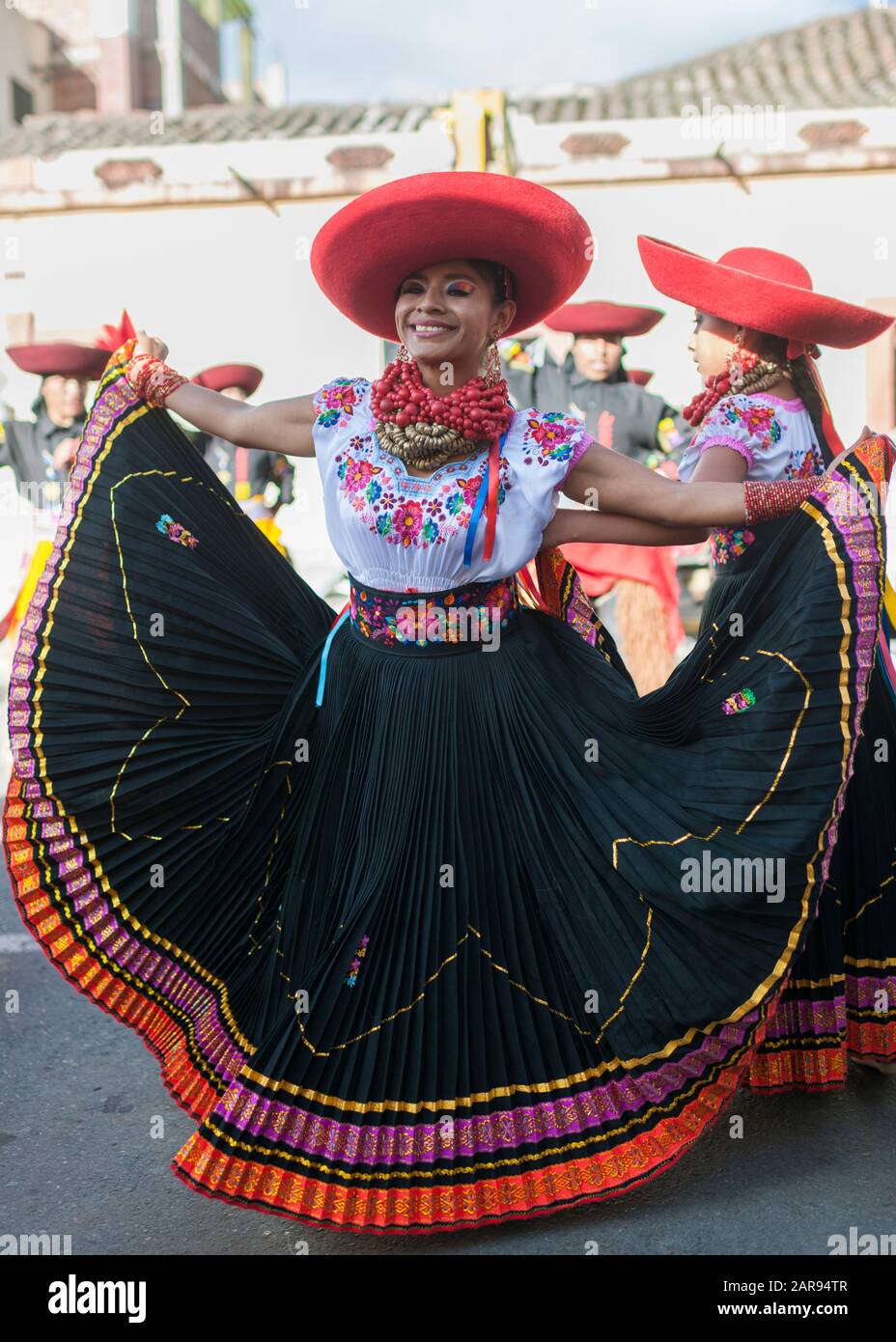 Teilnehmer an einem Straßenfest im neuen Jahr in Riobamba, Ecuador. Stockfoto