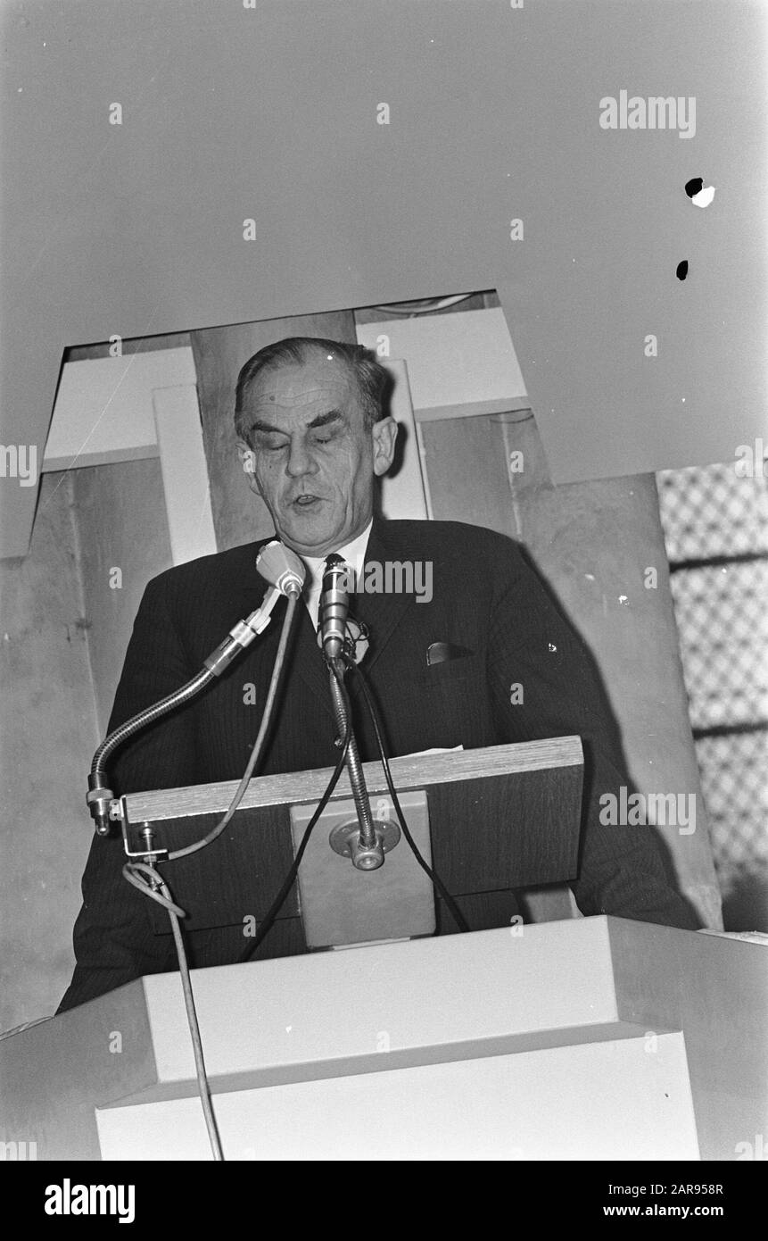Utrechter. Demonstration gegen die Verfolgung von Personen in den Niederlanden, die öffentlich den Slogan Johnson-Mörder verwendeten: Prof. dr. J. de Graaf hält eine Rede nach der Demonstration im Buurkerk Datum: 2. März 1968 Ort: Utrechter (Stadt) Schlüsselwörter: Aktionen, Antiamerikanismus, Demonstrationen, Professoren, Innenräume, Kirchenbauten, Morde, Kriege, Kanzeln, Präsidenten, Justiz, Staatsoberhäupter, Theologie, Friedensbewegung persönlicher Name: Count, J. de, Johnson, Lyndon B. Stockfoto