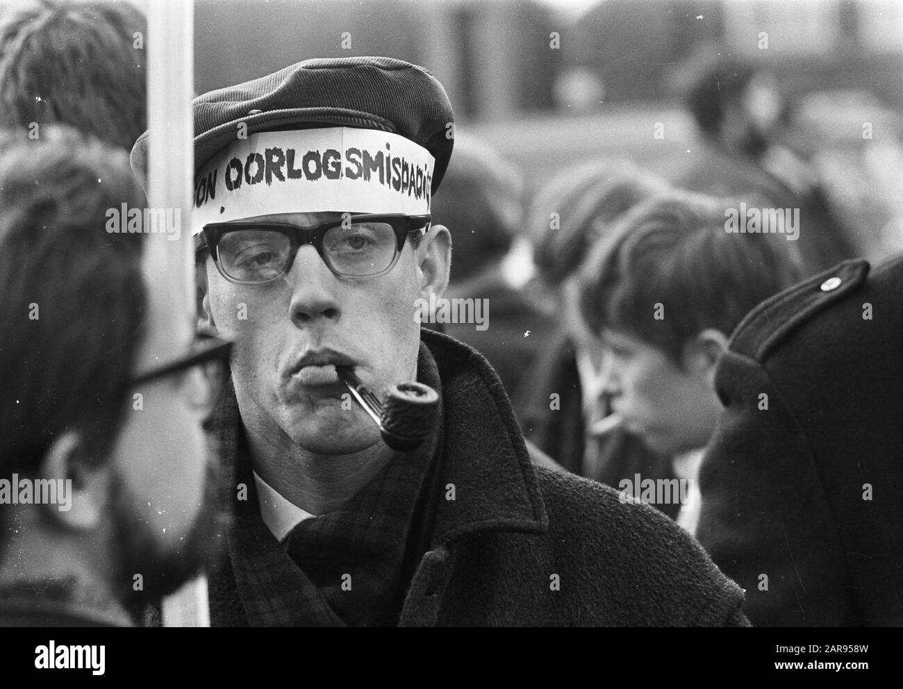 Utrechter. Demonstration gegen die Verfolgung von Personen in den Niederlanden, die den Slogan Johnson Murder Date: 2. März 1968 Ort: Utrechter (Stadt) Schlüsselwörter: Aktionen, Antiamerikanismus, Demonstrationen, Brille, Kopfbedeckung, Morde, Kriege, Präsidenten, Gerechtigkeit, Rauchen, Staatsoberhäupter persönlicher Name: Johnson, Lyndon B. Stockfoto