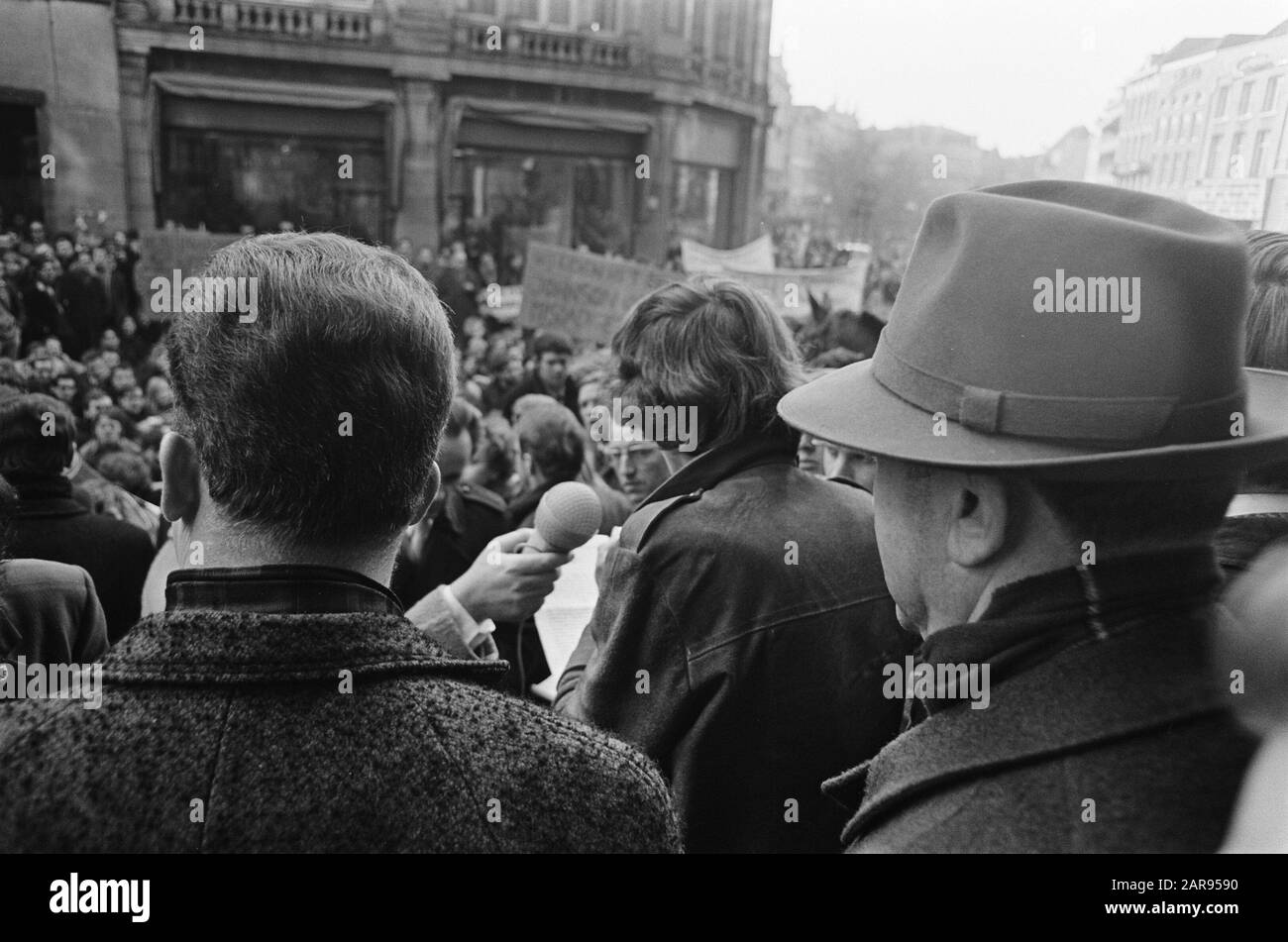 Utrechter. Demonstration gegen die Verfolgung von Personen in den Niederlanden, die öffentlich den Slogan Johnson-Mörder verwendeten: Demonstranten werden auf der Straße befragt Datum: 2. März 1968 Ort: Utrechter (Stadt) Schlüsselwörter: Aktionen, Antiamerikanismus, Demonstrationen, Interviews, Morde, Kriege, Präsidenten usw. Rechtsprechung, Staatsoberhäupter, Friedensbewegung persönlicher Name: Johnson, Lyndon B. Stockfoto