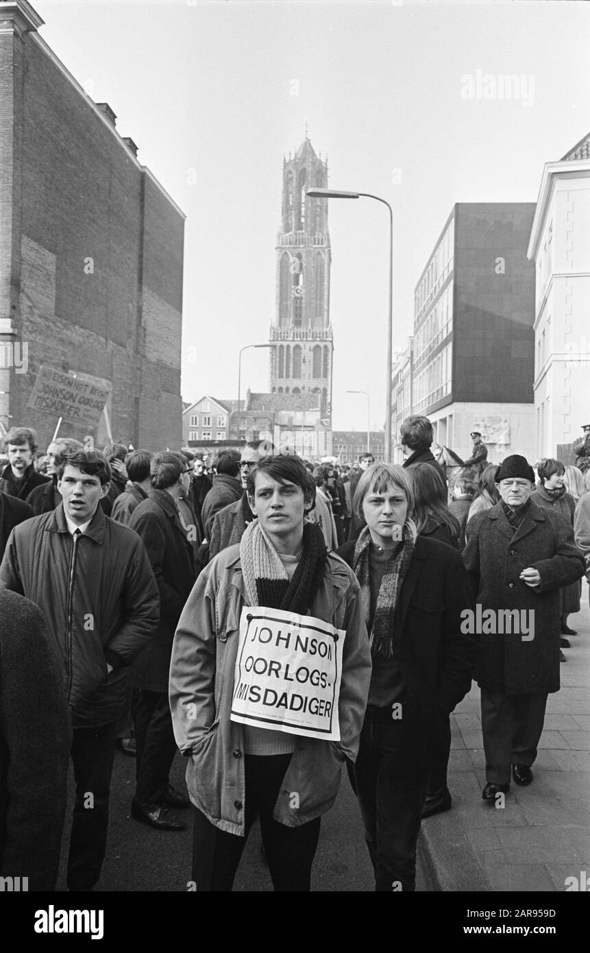 Utrechter. Demonstration gegen die Verfolgung von Personen in den Niederlanden, die den Slogan Johnson-Mörder öffentlich verwendeten, mit dem Hintergrund des Utrechter Domturms Datum: 2. März 1968 Ort: Utrechter (Stadt) Schlüsselwörter: Aktionen, Antiamerikanismus, Demonstrationen, Kirchtürme, Morde, Kriege, Präsidentschaften, Rechtsprechung, Staatsoberhäupter, Friedensbewegung persönlicher Name: Johnson, Lyndon B. Stockfoto
