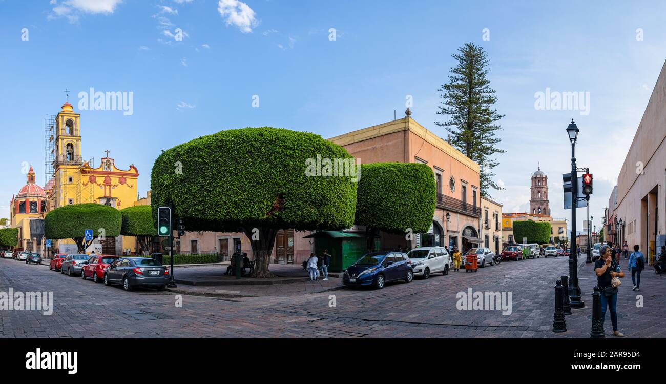 Santiago de Queretaro, Queretaro, Mexiko - 24. November 2019: Blick auf die Straße Corregidora am Templo De San Antonio De Padua Stockfoto