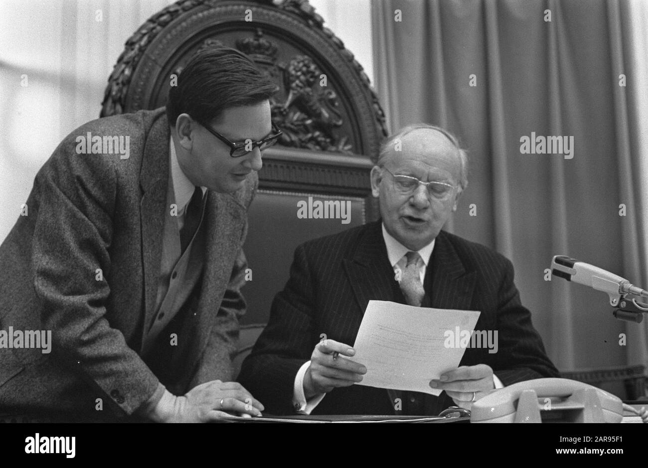Preisdebatte im Haus Van Aardenne (VVD) gibt Vorsitzender Vondeling (rechts) einen Antrag Datum: 23. Januar 1974 Ort: Den Haag, Südholland Schlüsselwörter: Parlamentsmitglieder, Präsidenten der Kammer, Parlamentsdebatten persönlicher Name: Aardenne, Gijs van, Vondeling, Anne Stockfoto