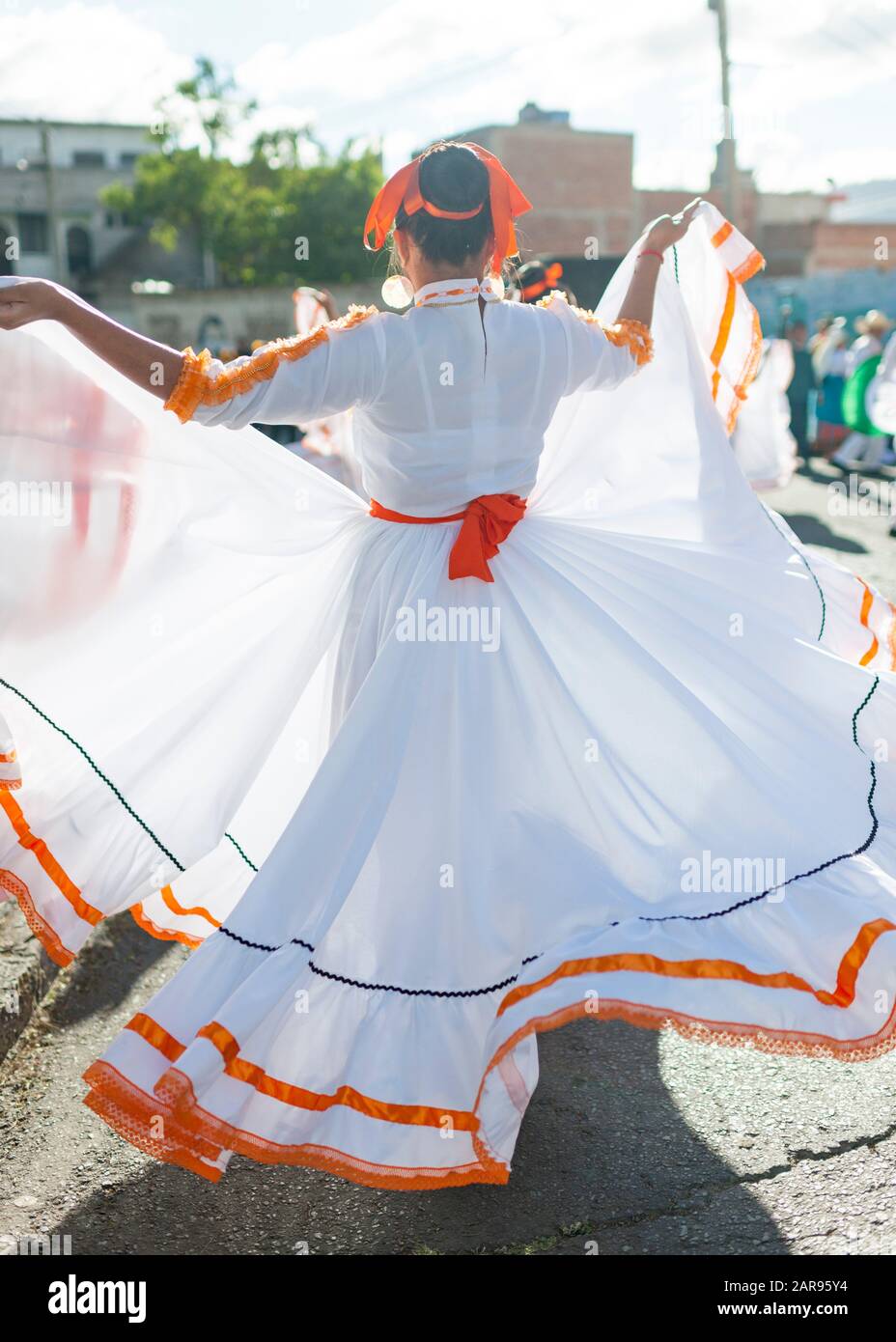 Teilnehmer an einem Straßenfest im neuen Jahr in Riobamba, Ecuador. Stockfoto