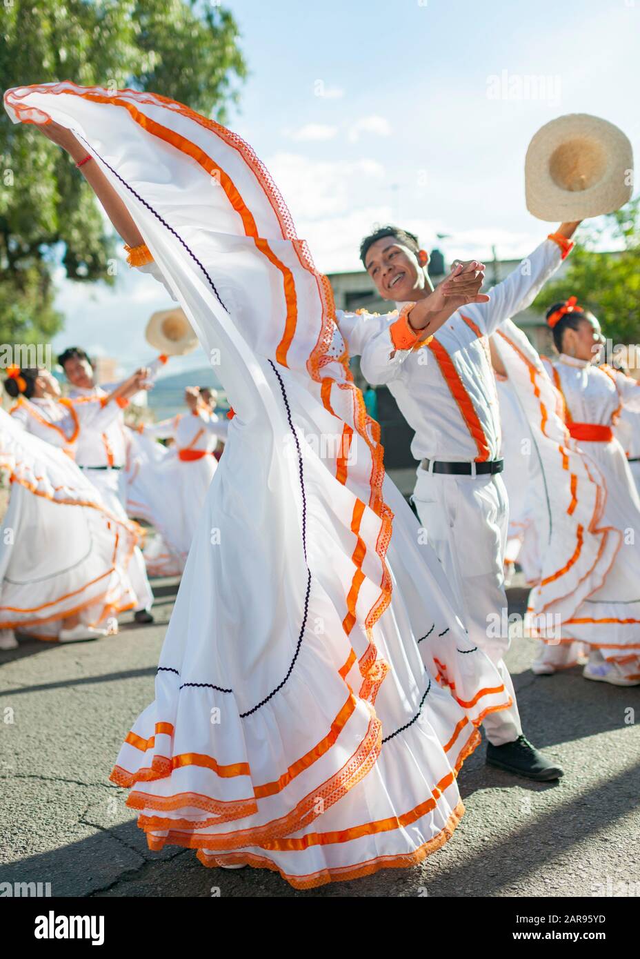 Tanzpaar bei einem Straßenfest im neuen Jahr in Riobamba, Ecuador. Stockfoto