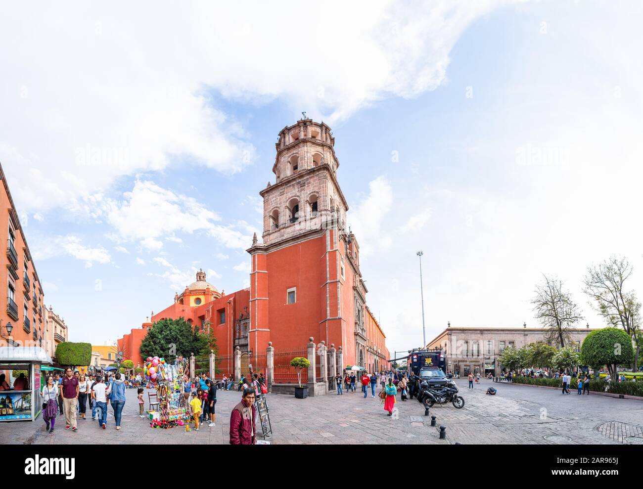 Santiago de Queretaro, Queretaro, Mexiko - 24. November 2019: Der Templo de San Francisco, mit Menschen, die den Tag im Zenea Garden genießen Stockfoto