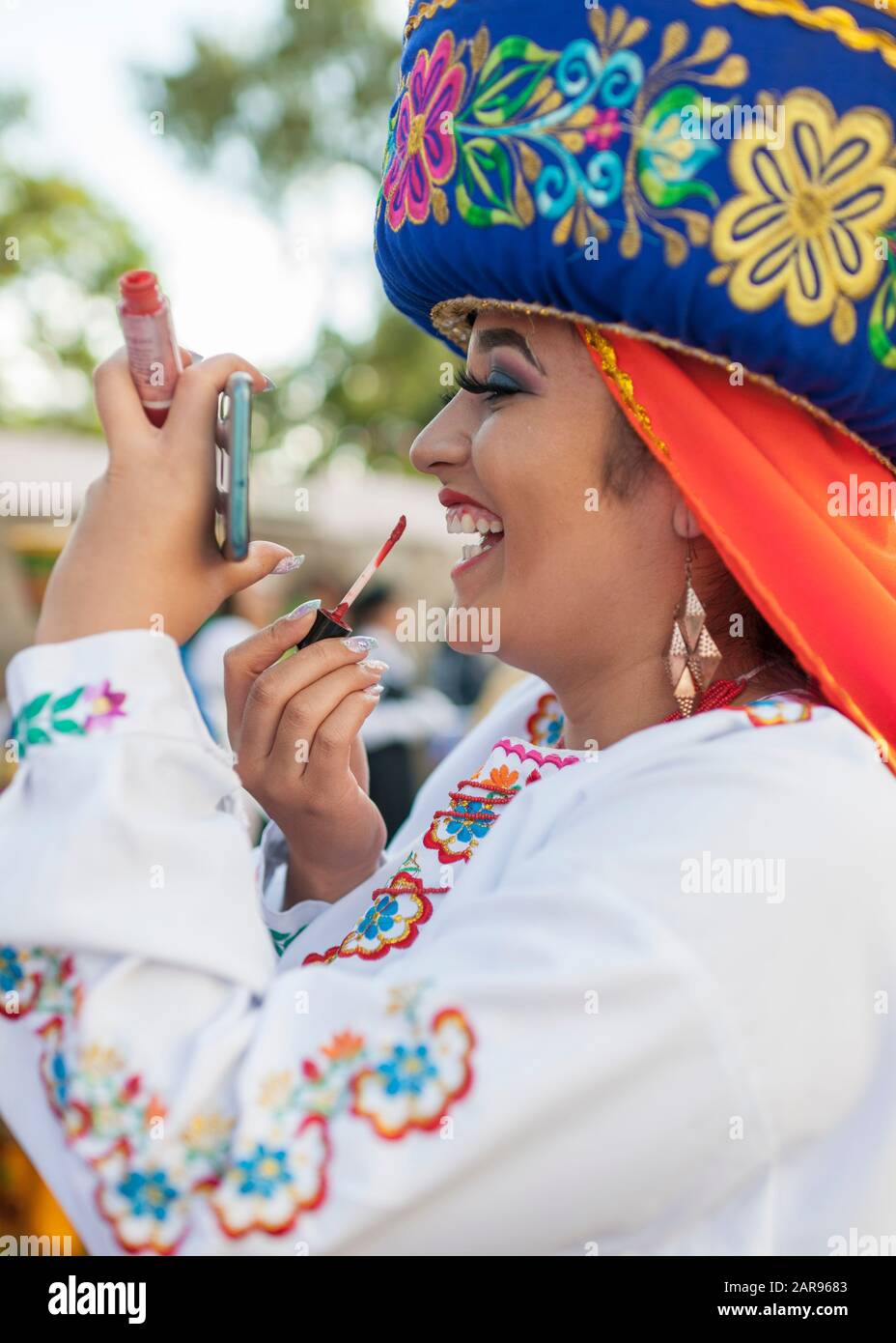 Teilnehmer an einem Straßenfest im neuen Jahr in Riobamba, Ecuador. Stockfoto