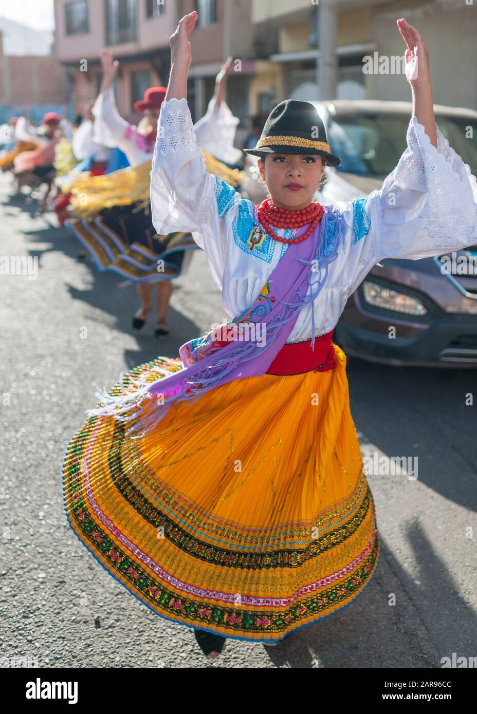 Teilnehmer an einem Straßenfest im neuen Jahr in Riobamba, Ecuador. Stockfoto