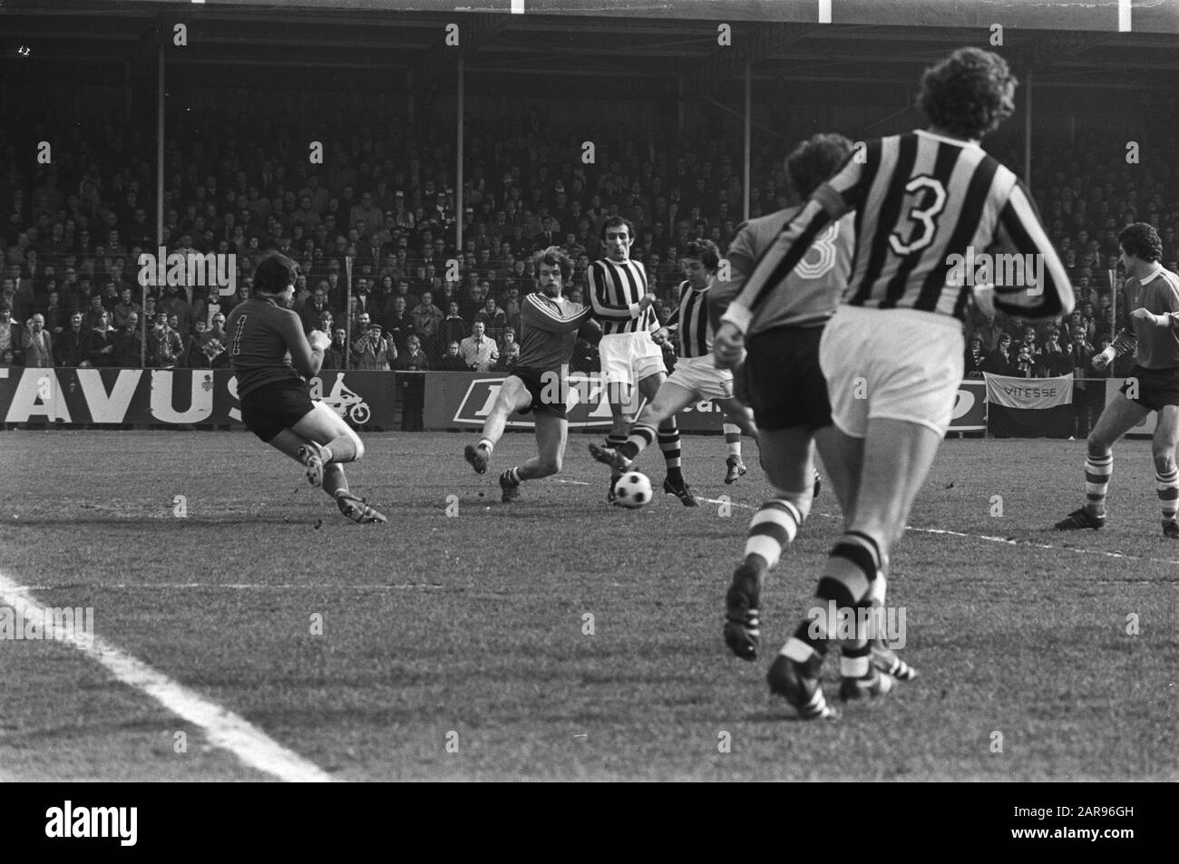 Vitesse - PEC Zwolle: 2-2 Veenstra übergibt PEC-Torhüter Gerards Annotation: Koko Hoekstra, Bosco Bursac neben Veenstra Datum: 6. März 1977 Ort: Arnhem Schlagwörter: Sport, Fußball Personenname: Gerards, Peter, Veenstra, Willys Stockfoto