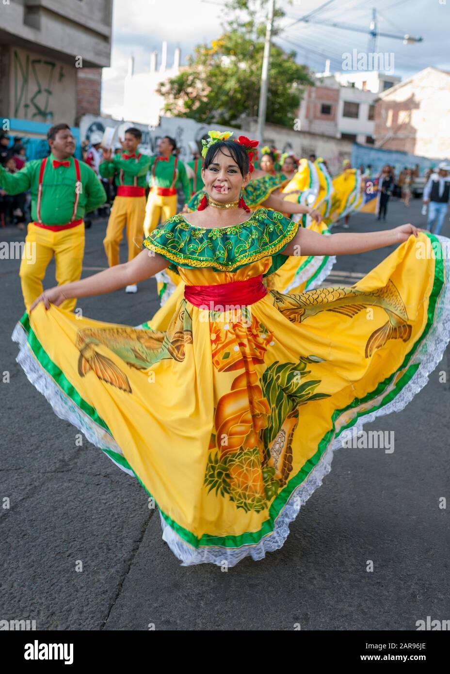 Teilnehmer an einem Straßenfest im neuen Jahr in Riobamba, Ecuador. Stockfoto