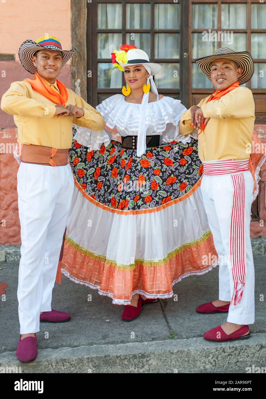 Teilnehmer an einem Straßenfest im neuen Jahr in Riobamba, Ecuador. Stockfoto