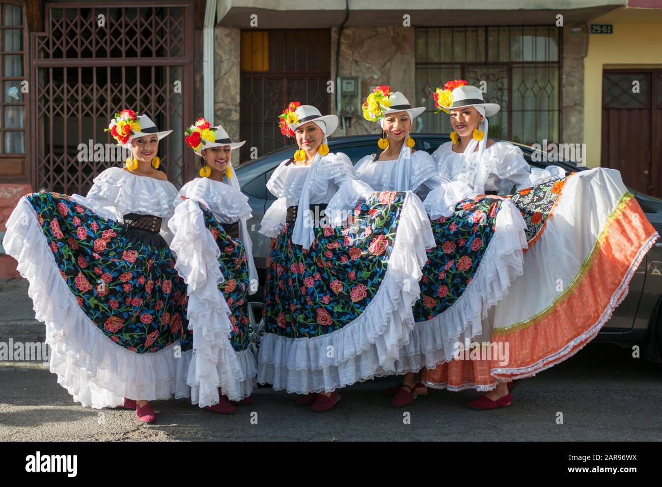 Teilnehmer an einem Straßenfest im neuen Jahr in Riobamba, Ecuador. Stockfoto