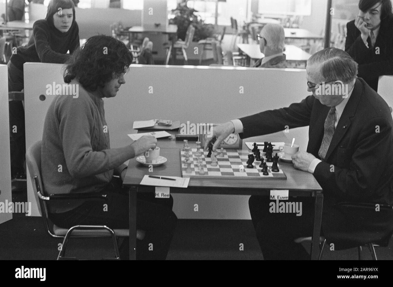 Association Amsterdams Chess Society existiert 150 Jahre, Max Euwe im Duell mit Hans Ree Datum: 17. März 1973 Ort: Amsterdam, Noord-Holland Schlüsselwörter: Schachpersonname: Euwe, Max, Ree, Hans Stockfoto