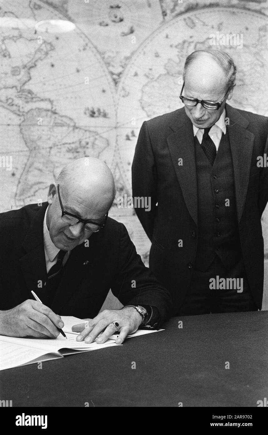Association Nederlands Historical Scheepvaartmuseum omzetin Rijksmuseum Nederlandse Scheepvaart Museum in Amsterdam besuchte Van Doorn (CRM)/Datum: 7. Januar 1975 Standort: Amsterdam, Noord- Holland Schlüsselwörter: Museen Stockfoto
