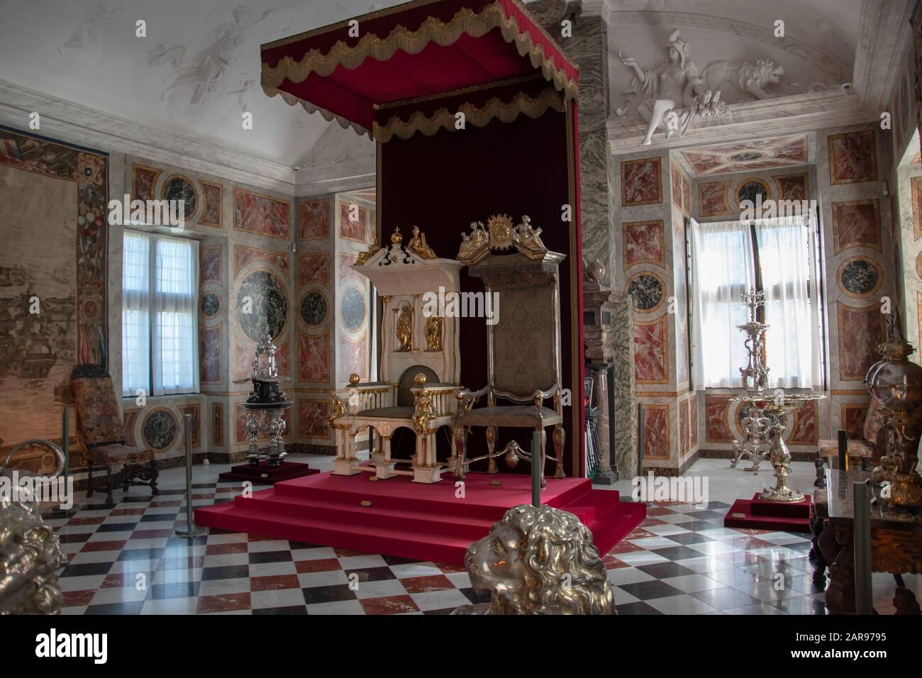 Der Thronsaal im Rittersaal. Schloss Rosenborg ist ein Renaissance-Schloss in Kopenhagen, Dänemark. Stockfoto