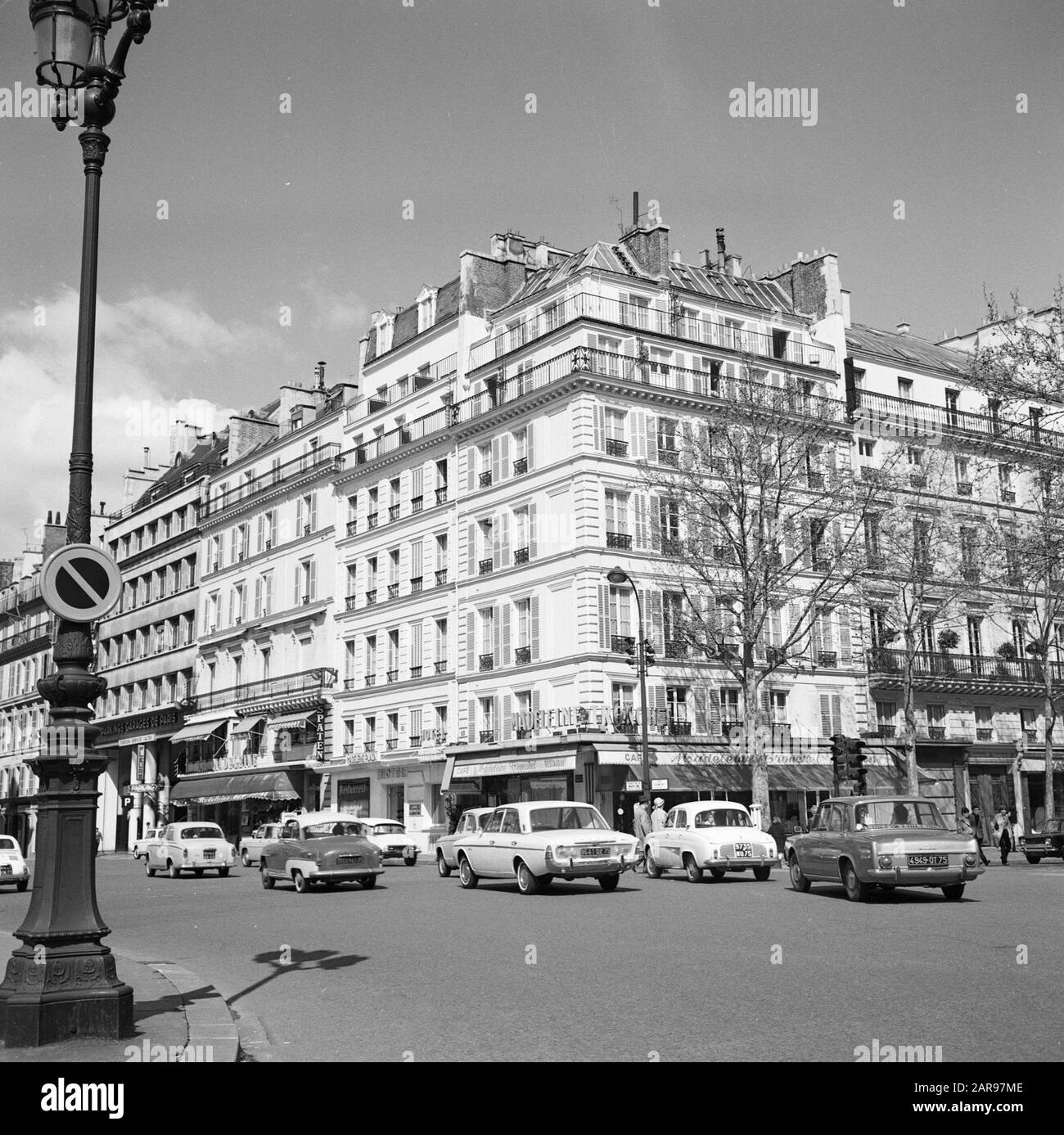 Pariser Bilder [Das Straßenleben von Paris] Verkehr auf der Rue Tronchet Datum: 1965 Standort: Frankreich, Paris Stichwörter: Autos, Gebäude, Straßenbilder, Verkehr Stockfoto