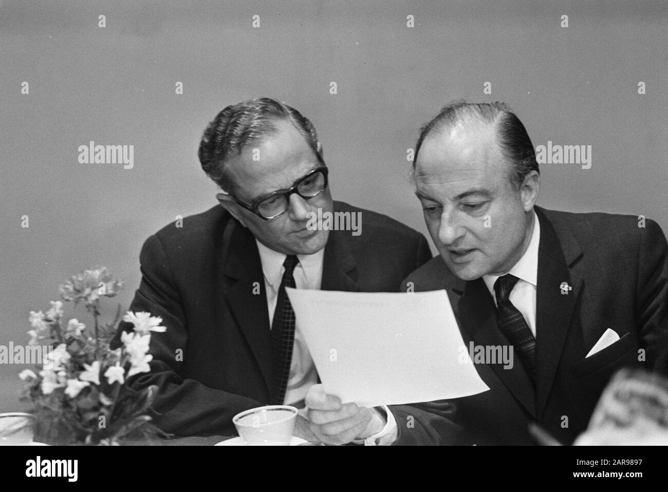 Wahlergebnisse PS im Studio Hilversum VON NOS. Zahlen 4.5.6 Linke Van der Ste und Schmelzer (rechts) Datum: 18. März 1970 Ort: Hilversum Stichwörter: Wahlergebnisse Stockfoto