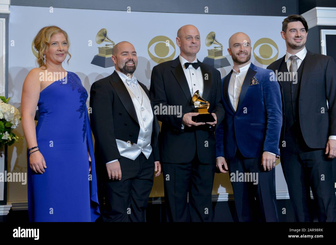 Los Angeles, CA, USA. Januar 2020. Krista River, Gil Rose (C), John Brancy erscheinen hinter der Bühne mit ihrem Preis für Die Beste Opernaufnahme für "Picker: Fantastic Mr. Fox" während der 62. Grammy Awards, die jährlich im Staples Center in Los Angeles am Sonntag, 26. Januar 2020, vergeben werden. Foto von Jim Ruymen/UPI Credit: UPI/Alamy Live News Stockfoto