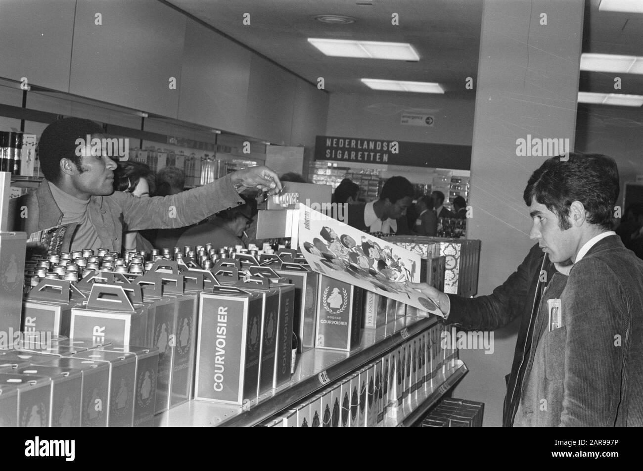 Abfahrt Benfica van Schiphol; Messiah Datum: 6. April 1972 Ort: Noord-Holland, Schiphol Schlüsselwörter: Sport, Footballers Institution Name: Benfica Stockfoto