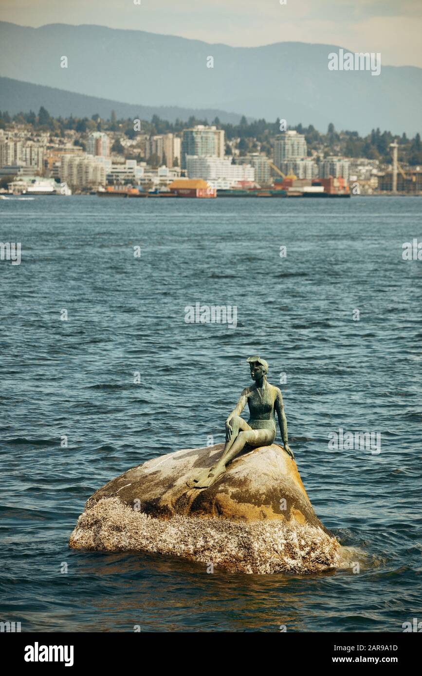 Mädchen in einem Neoprenanzug Skulptur im Meer in Vancouver, Kanada. Stockfoto