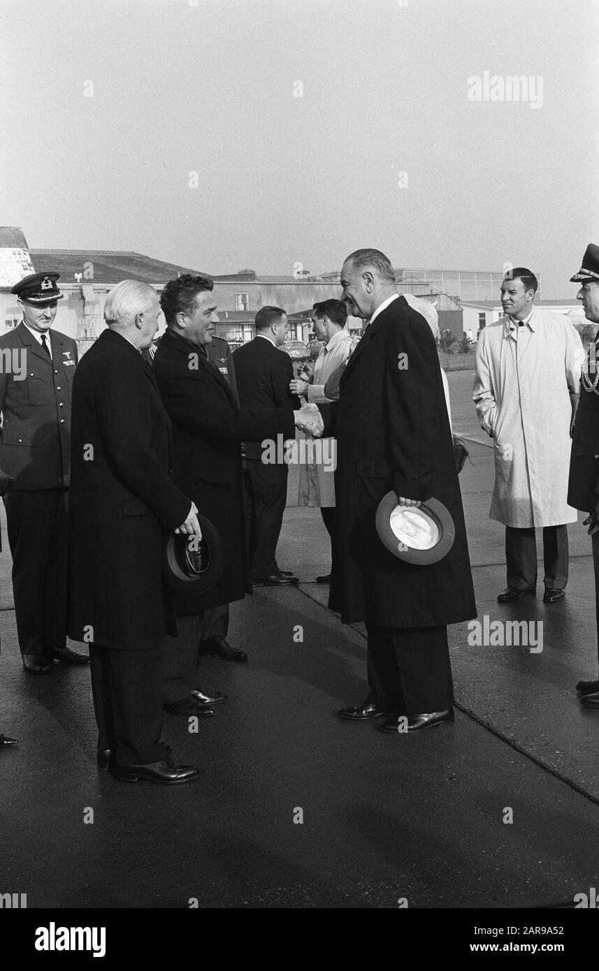 Vizepräsident Lyndon Johnson nach seiner Ankunft in den Niederlanden. Marijnen und L. Johnson grüßen sich gegenseitig Datum: 5. November 1963 Ort: Den Haag, Ypenburg, Zuid-Holland Stichwörter: Ankunft persönlicher Name: Johnson L. Stockfoto