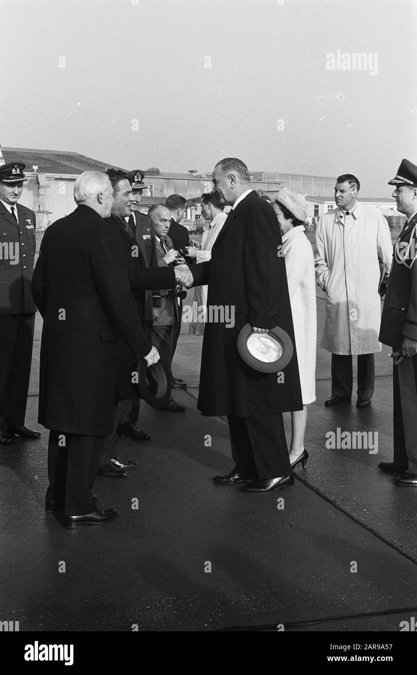 Vizepräsident Lyndon Johnson nach seiner Ankunft in den Niederlanden. Ankunft in Ypenburg Datum: 5. November 1963 Ort: Den Haag, Ypenburg, Zuid-Holland Stichwörter: Ankunft persönlicher Name: Johnson Stockfoto