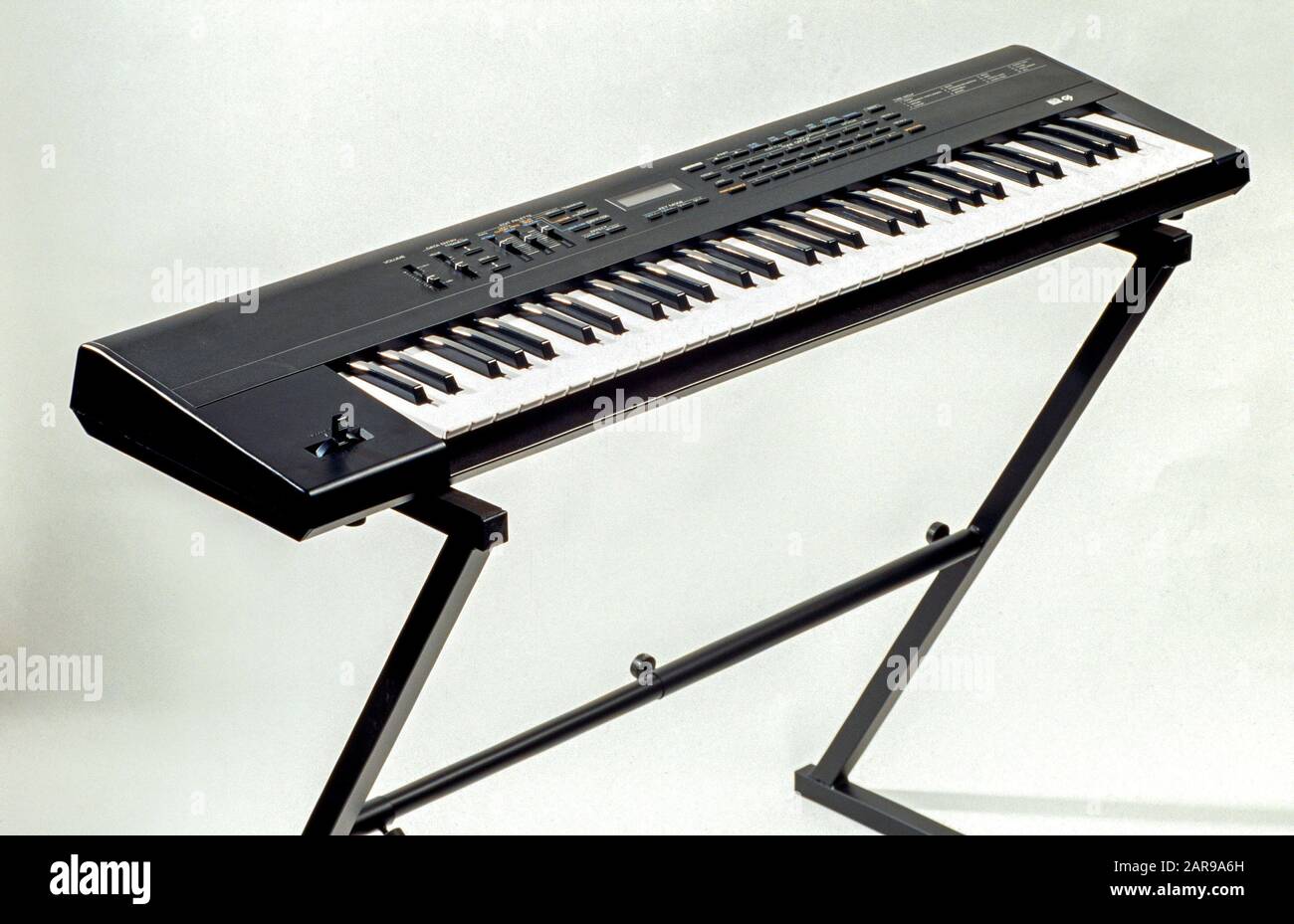 Eine elektronische Tastatur oder digitale Tastatur ist ein elektronisches Musikinstrument, eine elektronische oder digitale Ableitung von Tasteninstrumenten. Elektronische Keyboards sind in der Lage, eine Vielzahl von Instrumentenklängen (Klavier, E-Piano, Hammond-Orgel, Pfeifenorgel, Geige usw.) und Synthesizer-Tönen mit weniger komplexer Klangsynthese nachzubilden. Stockfoto