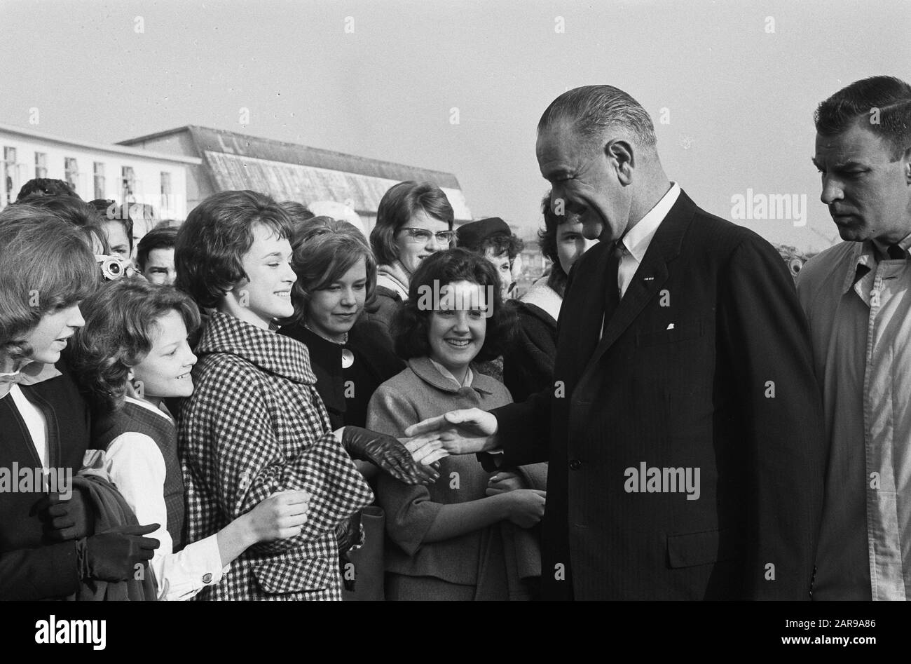Vizepräsident Lyndon Johnson in den Niederlanden nach seiner Ankunft in Ypenburg wurde er von amerikanischen Kindern in den Niederlanden begrüßt Datum: 5. November 1963 Ort: Den Haag, Ypenburg, Zuid-Holland Schlüsselwörter: Kinder, Ankünfte Stockfoto