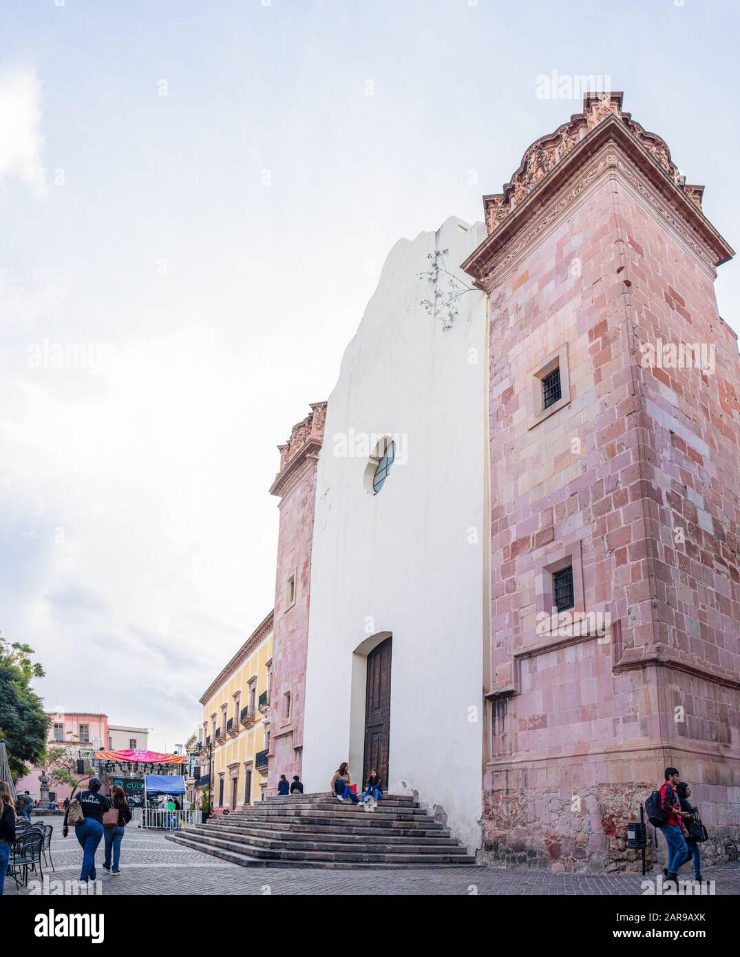 Zacatecas, Zacatecas, Mexiko - 22. November 2019: Menschen, die am ehemaligen Templo de San Agustín, heute ein Museum, ruhen und spazieren gehen Stockfoto