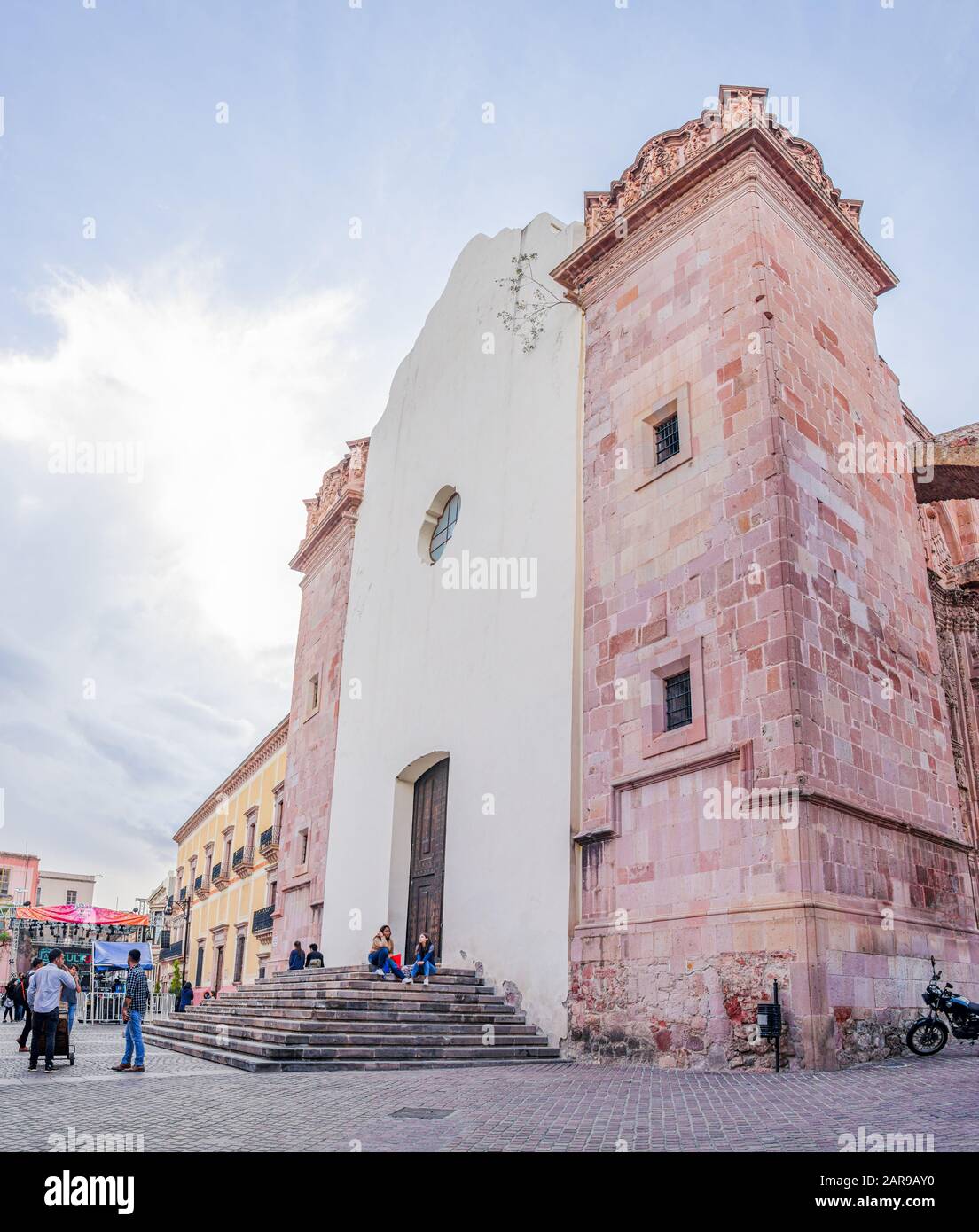 Zacatecas, Zacatecas, Mexiko - 22. November 2019: Menschen, die am ehemaligen Templo de San Agustín, heute ein Museum, ruhen und spazieren gehen Stockfoto
