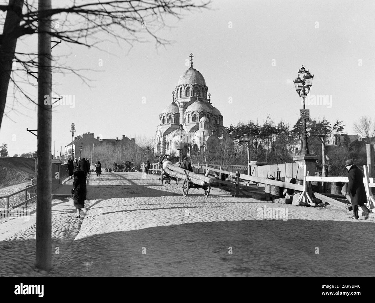 Reise nach Litauen Wilna. Orthodoxe Kirche des Auftretens der Mutter Gottes (Znamenskaya) an der Zverynas-Brücke über den Fluss Neris. Auf der Brücke ein Pfleger mit einem Mällejan-Datum: 1934 Standort: Polen, Vilnius Schlüsselwörter: Brücken, Kirchenbauten, Pferd und Wagen, Stadtplastiken, Transport Stockfoto