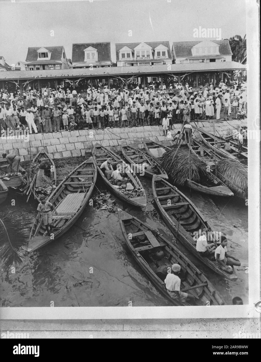 Wi [West Indies]/Anefo London Serie Fischerboote im Hafen von Paramaribo Anmerkung: Repronegativdatum: 1940-1945 Ort: Paramaribo, Suriname Schlüsselwörter: Weltkrieg, Fischerboote: Unbekannt/öffentliche Domäne Stockfoto