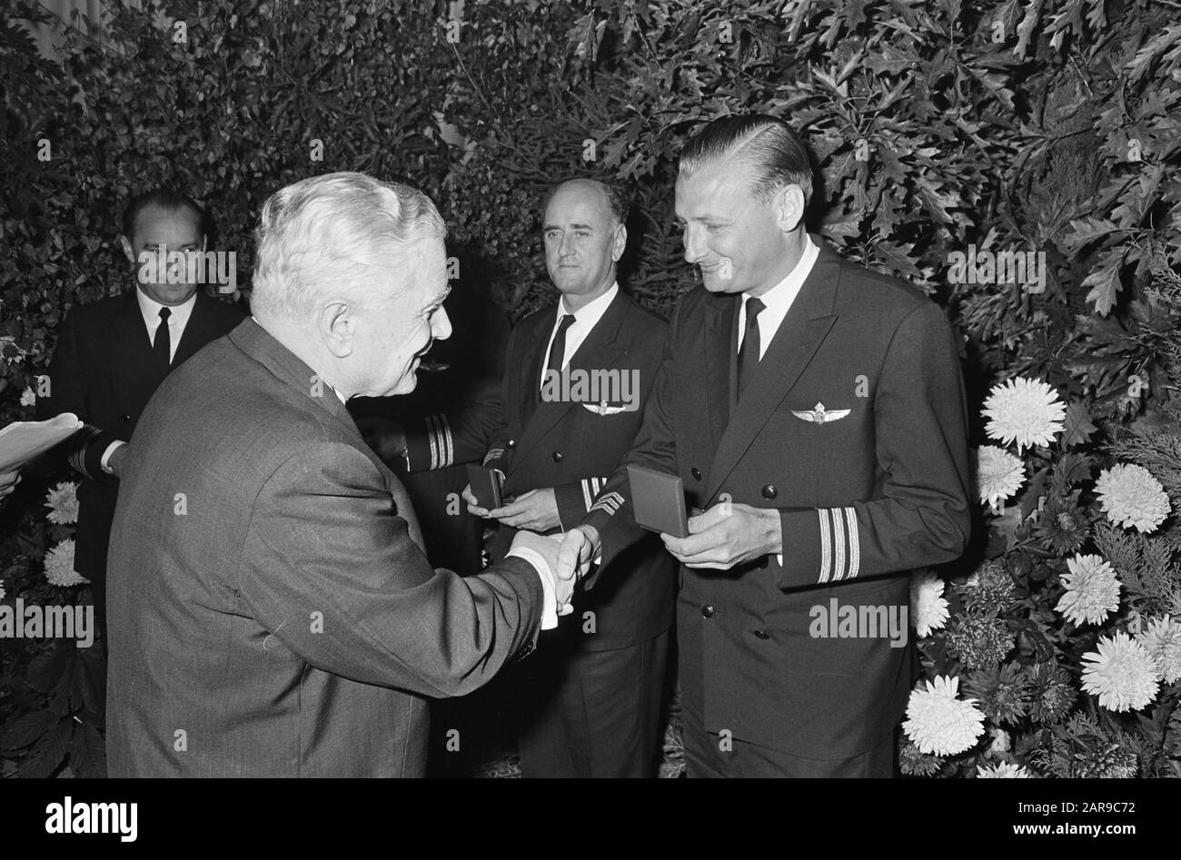 Zweiter Klasse von Flyman mr. C.G. de Jager erhält aus den Händen des präsidenten des KLM dr. Van der Wal das Bronze-Abzeichen für 10.000 Flugstunden Datum: 13. Oktober 1966 Ort: Den Haag, Zuid-Holland Schlüsselwörter: Auszeichnungen, Token, Piloten persönlicher Name: Jager, C.G, der Name Der Einrichtung: KLM Stockfoto