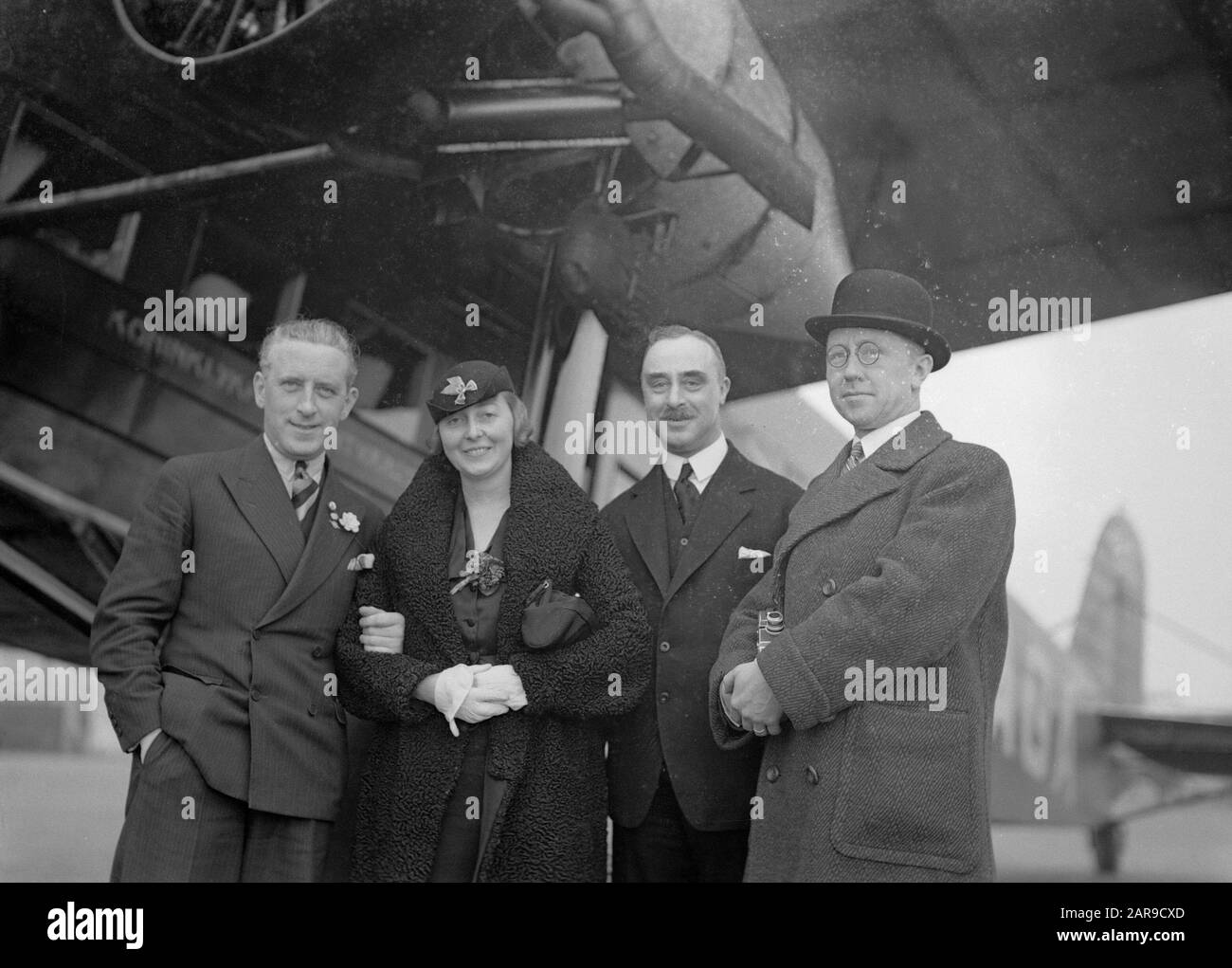 Flughafen Berlin - Tempelhof V. L.n.r. Harry Laponder, Thea rasche und zwei unbekannte Männer auf der Fokker F.IX PH-AGA Eagle Datum: Oktober 1934 Standort: Berlin, Deutschland Schlagwörter: Aeronau, Fluggesellschaften, Flugzeuge, Flugzeugpersonal, Flugplätze Personenname: Laponder, Harry, rasche, thea Stockfoto