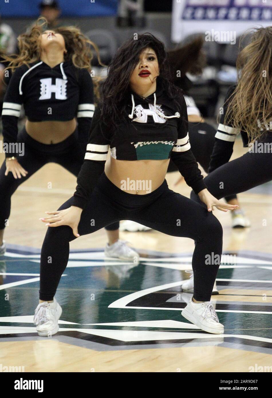 25. Januar 2020 - Hawaii Rainbow Warrior Dancer Summer Waikiki tritt während eines Spiels zwischen den Hawaii Rainbow Warriors und den UC Davis Aggies im Stan Sheriff Center in Honolulu, HI - Michael Sullivan/CSM auf Stockfoto