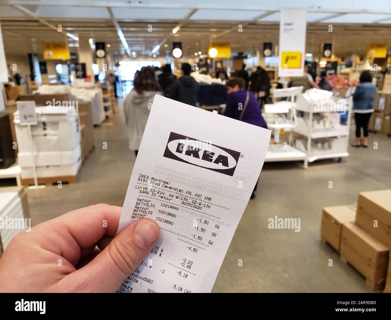 Ikea möbel tragen -Fotos und -Bildmaterial in hoher Auflösung – Alamy