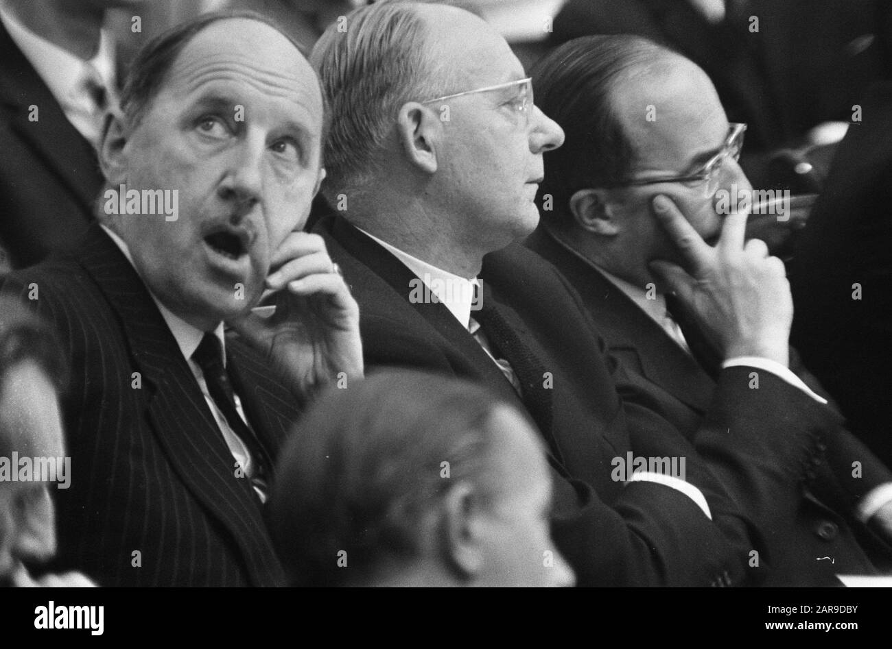 Das Repräsentantenhaus beschäftigte sich mit dem Haushalt von links Minister Joseph Luns (KVP) Ministerin Anne Vondeling PvdA) und Premierminister Jo Cals (KVP) Datum: 11. Oktober 1966 Ort: Den Haag, Zuid-Holland Schlüsselwörter: Minister- Präsidenten, Minister, Regierungsbudgets, Parlamentsdebatten, politischer Personenname: CALs, Jo, Luns, Joseph, Vondeling, Anne Stockfoto