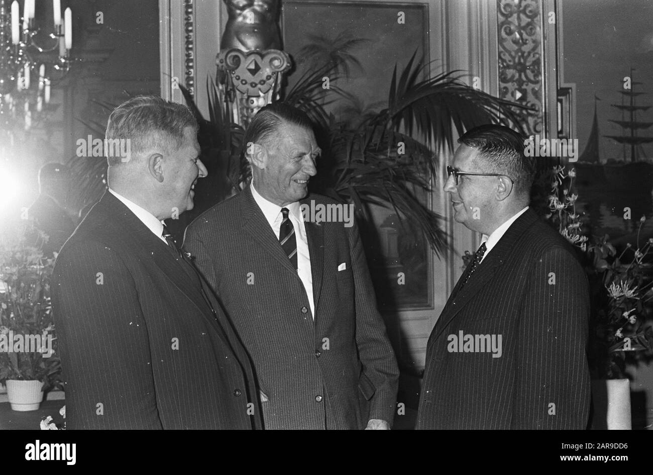 Ds. J.H. Sillevis Smitt verabschiedet sich von der niederländischen Bibelgesellschaft V.l.n.r.: Herr F.L.S.F Baron van Tuyll van Serooskerke, ds. J.H. Sillevis Smitt und Professor Dr. W.C. Unnik Anmerkung: Herr F.L.S.F Baron van Tuyll van Serooskerke war seit 1950 Mitglied der niederländischen biblischen Gesellschaft. Datum: 21. Juni 1967 Stichwörter: Adel, Pastoren, Professoren persönlicher Name: Sillevis Smit, J. H., Tuyll van Serooskerke, F.L.S.F. von, Unnik, W.C. Stockfoto