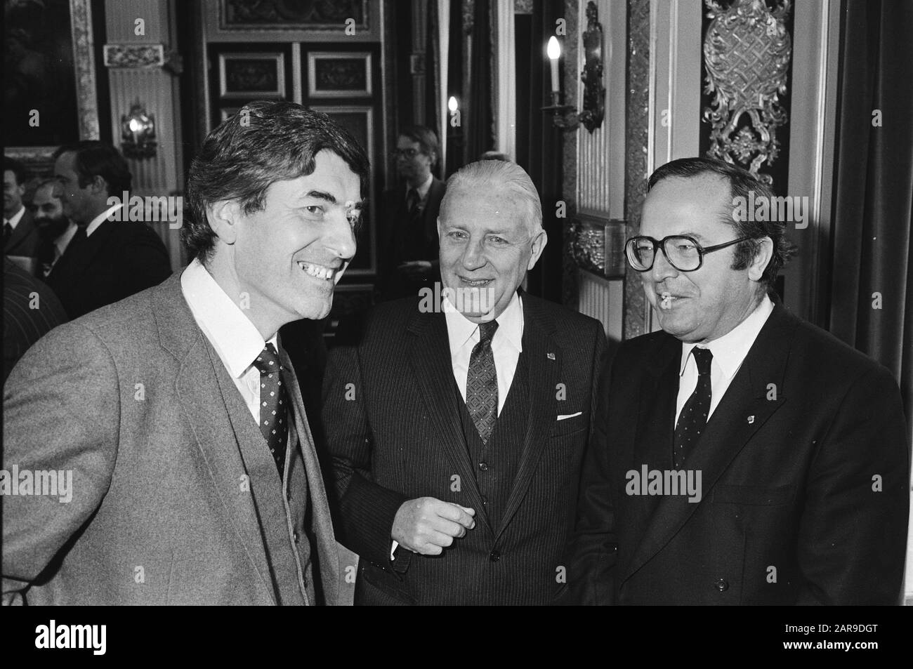 Konferenz der Premierminister und Außenminister der Benelux-Länder V.L. Premiers Lubbers, Pierre Werner (Luxemburg) und Wilfried Martens (Belgien) Datum: 10. November 1982 Schlüsselwörter: Konferenzen, Gruppenporträts, Premierminister persönlicher Name: Lubbers, Ruud, Martens, Wilfried, Werner, Pierre Stockfoto