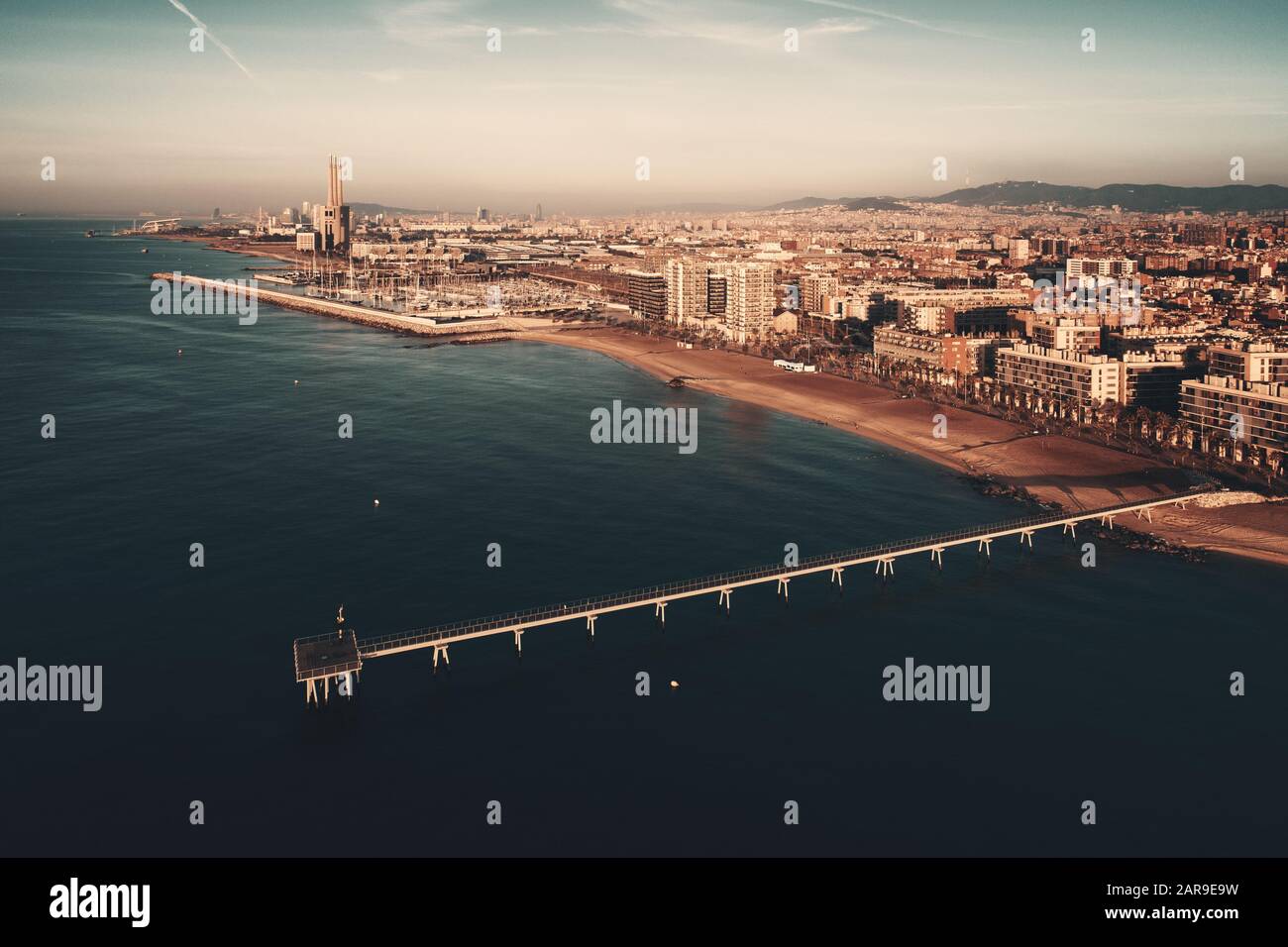 Petroleum Brücke Sonnenaufgang über dem Meer Luftaufnahme in Barcelona, Spanien Stockfoto