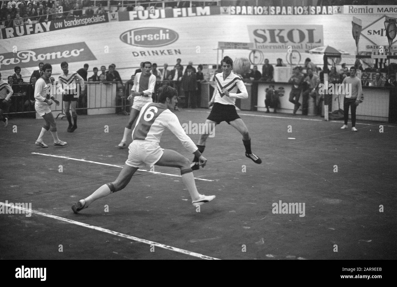 Fußballspiel Ajax gegen DCG im Middterpark Sechs Tage im RAI-Datum: 16. Dezember 1968 Ort: Amsterdam, Noord-Holland Schlüsselwörter: Sechs TAGE, Sport, Fußball, Spiele Institution Name: AJAX, RAI Stockfoto