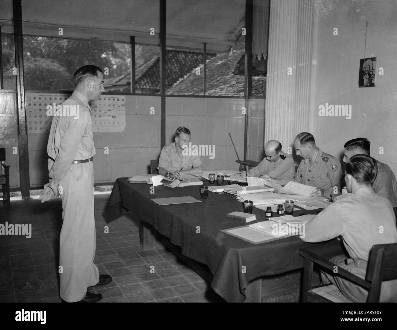 K.L. März 1949 in Batavia, dem Fall Smit & Van der Wal Für das Gerichtsverfahren KL in Batavia, Sergeant-Major adm. Bartholomäus van der Wal. Ende 1947 organisierte er unter dem Namen Smit & Van der Wal eine Paketaktion unter den Soldaten in Indonesien. Allerdings verkaufte er die Waren im Wert von Zehntausenden von Gulden in den Niederlanden im Schwarzhandel und viele niederländische Familien warteten vergeblich. Van der Wal wurde zu einer Gefängnisstrafe von zwei Jahren und neun Monaten, zur Rückführung in den Stand des Soldaten und zur unehrenhaften Entlassung aus dem Militärdienst verurteilt Datum: 4. März 1949 Loc Stockfoto