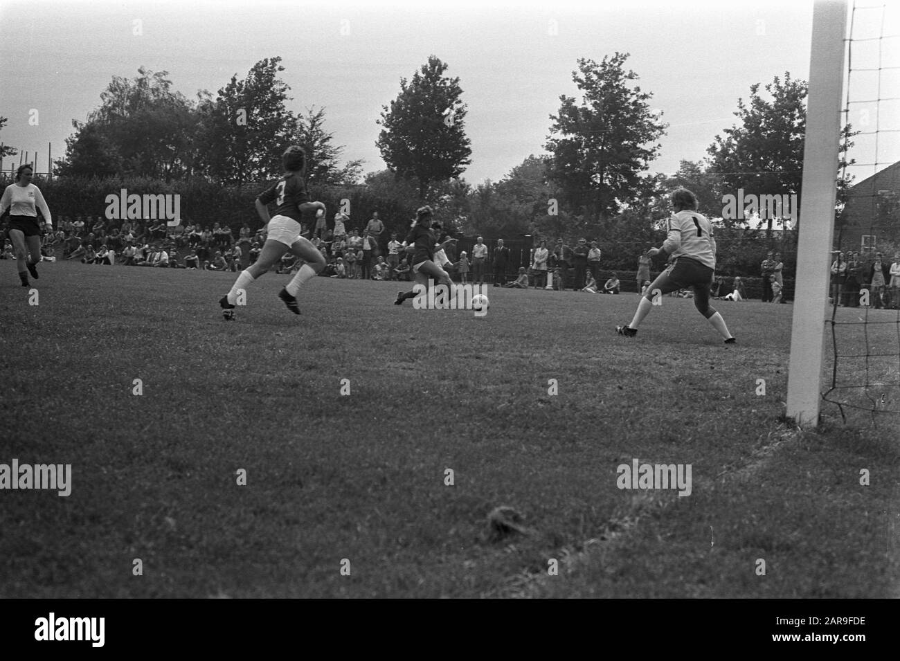 Vorläufige niederländische Frauenfußballmannschaft gegen die Kombination aus brabantischen Mannschaften, Tordatum: 12. August 1972 Schlagwörter: Sport, Fußball Stockfoto