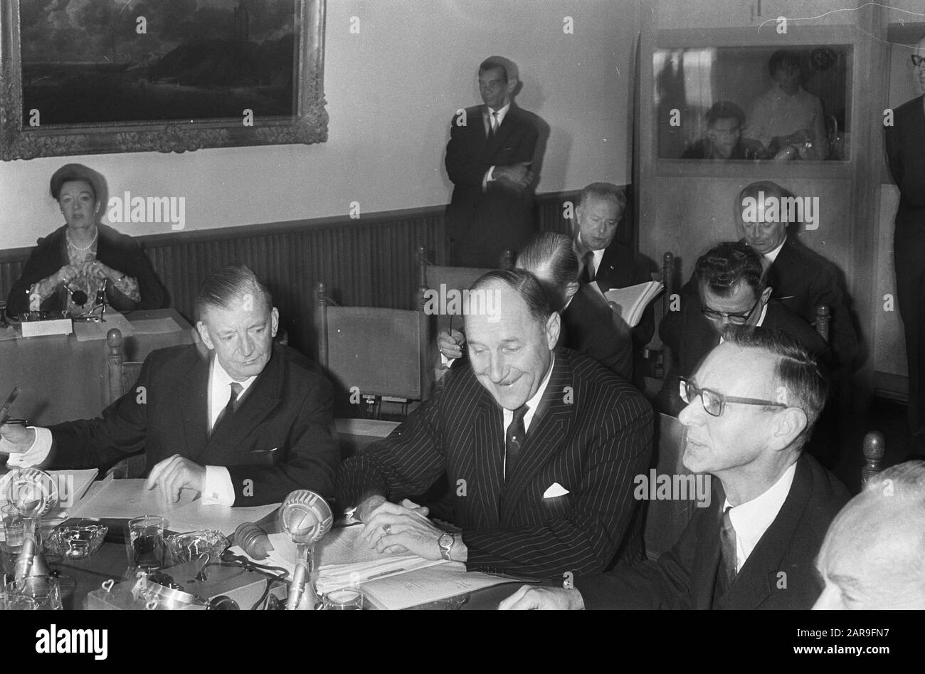 Ministerrat der Westeuropäischen Union Vorsitzender der Sitzung, Minister für Auswärtige Angelegenheiten Luns (Mitte) Datum: 4. November 1965 Ort: Belgien, Brüssel Stichwörter: Außenpolitik, internationale Organisationen, Politiker, Regierungen, Staatssekretäre Personenname: LUNs, Joseph Institutionenname: Westliche Europäische Union Stockfoto