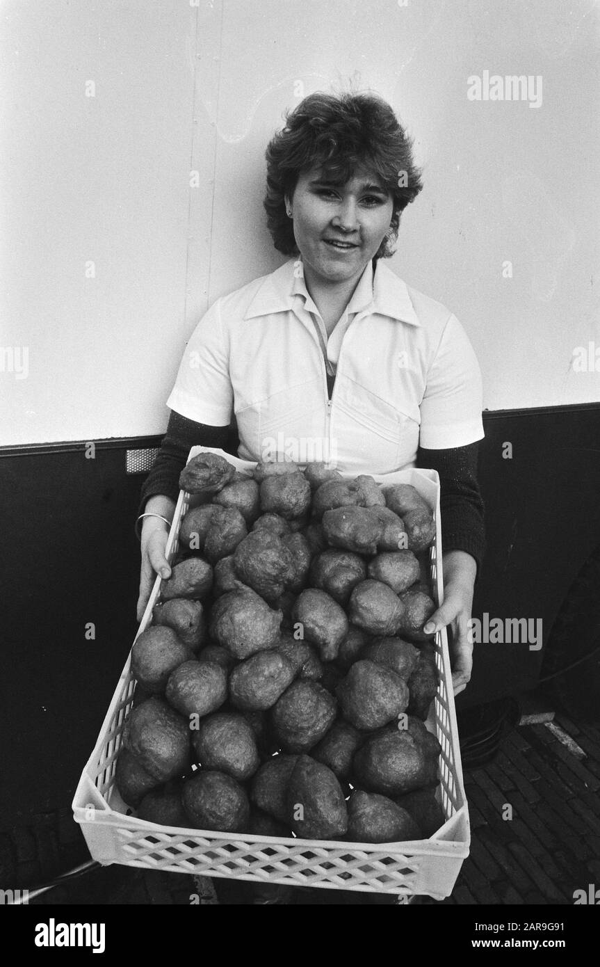 Frau mit Ölkugeln Datum: 27. Dezember 1982 Schlagwörter: Gebäck Stockfoto