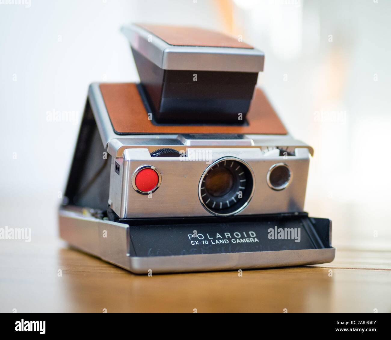 Eine originale Polaroid SX-70 Land Kamera, eine faltbare Spiegelreflexkamera, die 1972 erstmals von der Polaroid Corporation produziert wurde. Stockfoto
